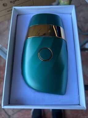 Teal and Gold Compact Hair Removal Accessory - Sleek Hair Styling Tool